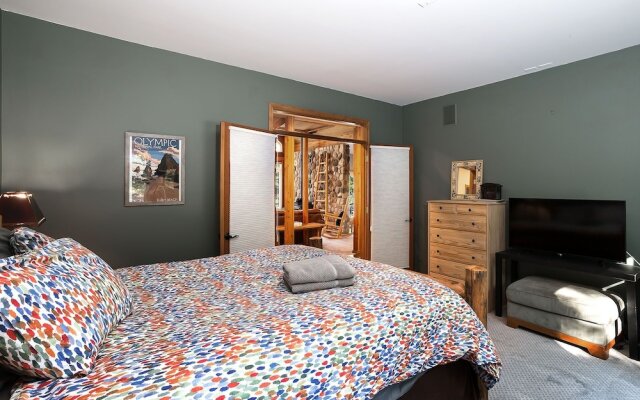 Riffle River Lodge 3 Bedroom Home by NW Comfy Cabins by RedAwning