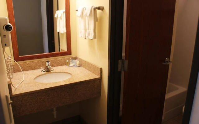 Edgewood Hotel & Suites