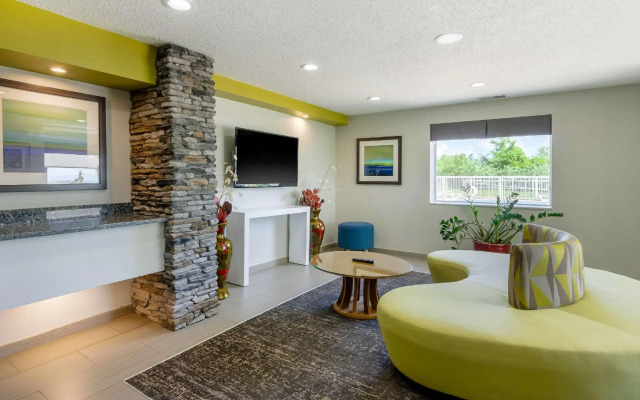 Clarion Pointe Staunton East