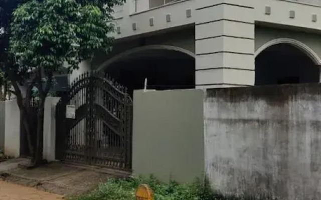 Goroomgo LA GRACE Suit Bhubaneshwar