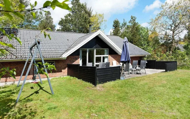 10 Person Holiday Home in Henne