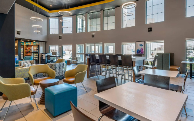 Clarion Pointe Indianapolis Airport