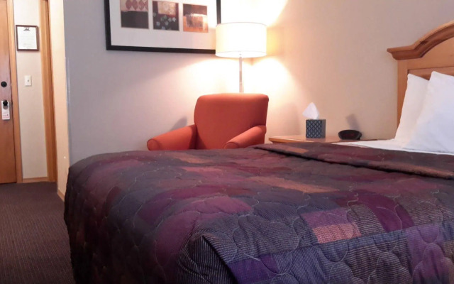 Lakeshore Inn & Suites