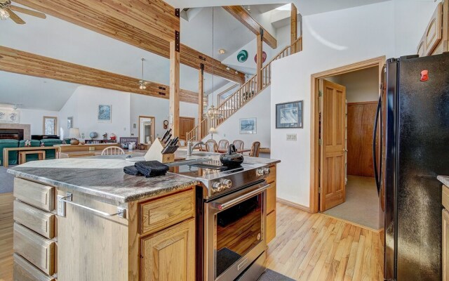 Evans Mountain Lodge