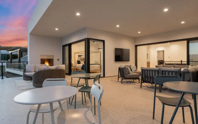 Modern Lagoon 7 Bedroom Home