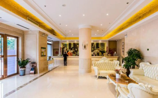 Vienna International Hotel (Zhaoqing Center Lake-view)