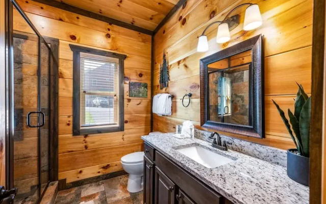 Mountain Skyy 3 Bedroom Cabin by RedAwning