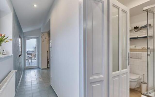 Apart House Plesia