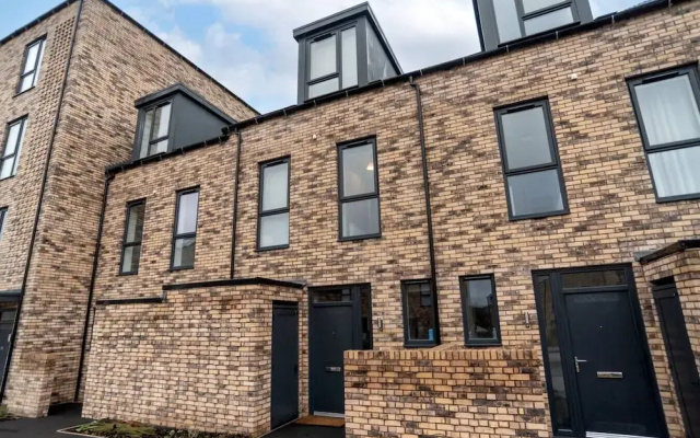 Stunning 3-bedroom Home With Free Parking