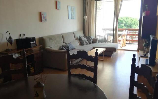 Apartament a Roses. Terrassa i piscina comunitaria