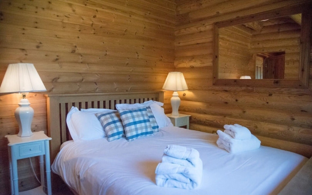 Ash Lodge With Hot Tub, Kingfishers