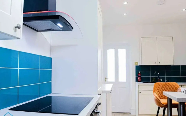York Contractor House by Firoz Property Management