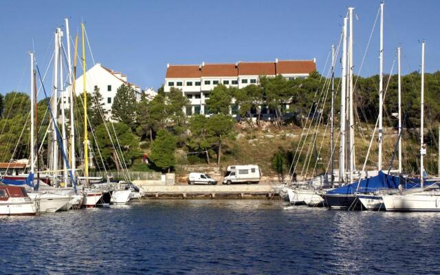 Apartments by the sea Milna, Brac - 18743