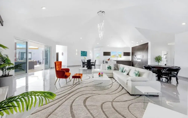 4-bed Villa, Pool, Parking