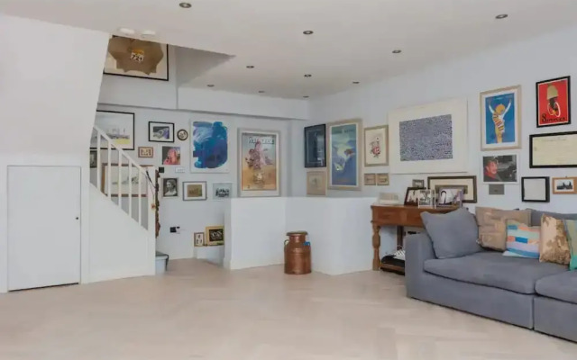 Contemporary 2 Bedroom House in Vibrant Shepherds Bush