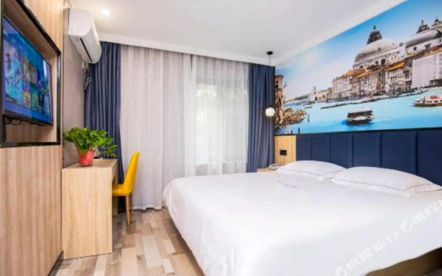 Qingmu Hotel (Nanjing Shuiximen Yunjin Road Subway Station)