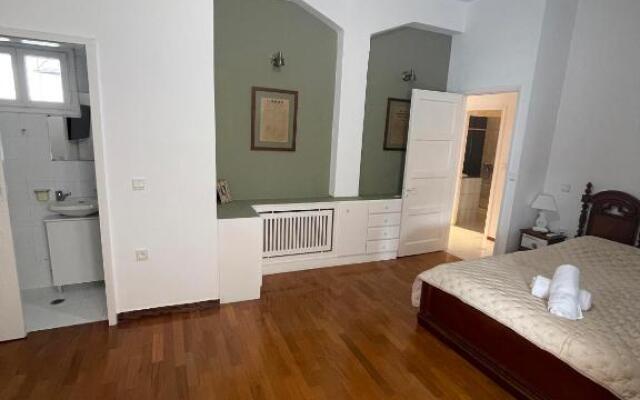 Dr. J. Spon Apartment