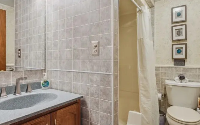Niagara Falls Getaway: Perfect Place To Unwind 2 Bedroom Home by RedAwning