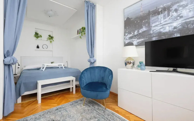 Studio Near Ogród Saski by Renters