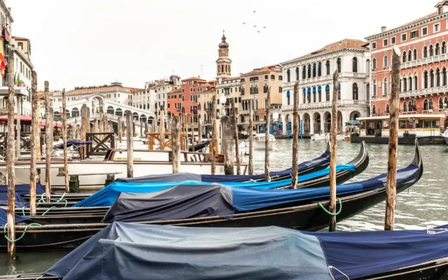 Charming Apartment on the Grand Canal R&R