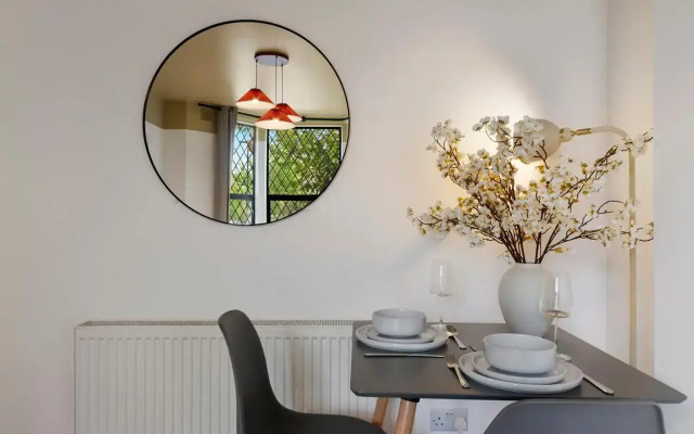 Peaceful Crouch Hill Flat by MoreThanStays