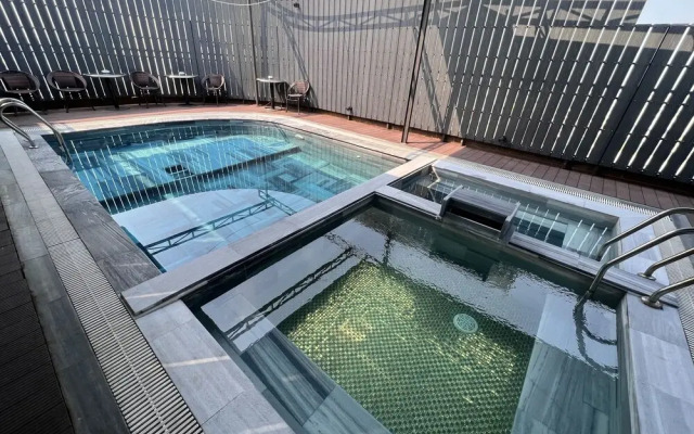 Kiwi Hotel & Apartments