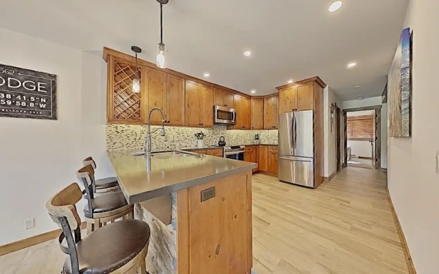 Deluxe Slopeside Home Just STEPS to Mammoth Mountain Slopes and Village Gondola - 3 Spas, Sauna and Pool by RedAwning