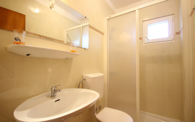 Apartment Dino - apartments with hot tub: A3 Novalja, Island Pag
