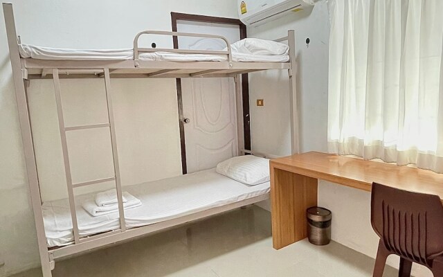 OYO 75577 Palace Hostel