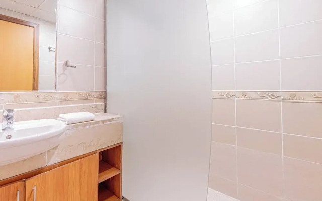 Prime 1BR Global Lake View Mins Metro