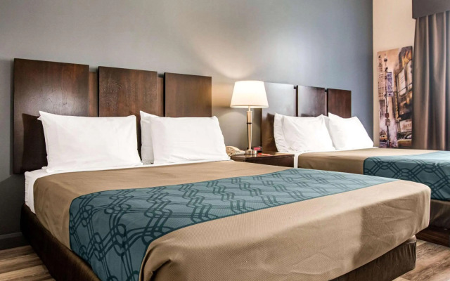 Econo Lodge Inn & Suites