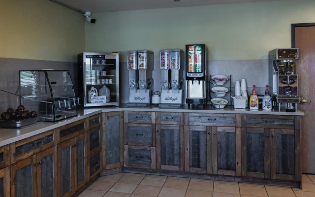 Pinedale Hotel & Suites