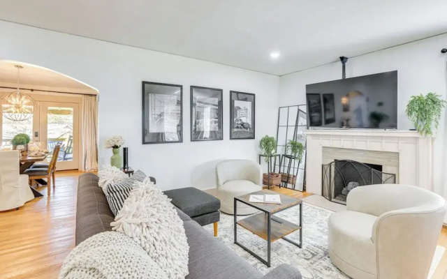 Walk to Amphitheater & Stadium: Home w/ Deck!