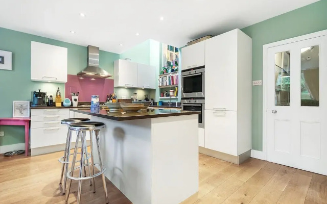 Colourful on Ormiston Grove