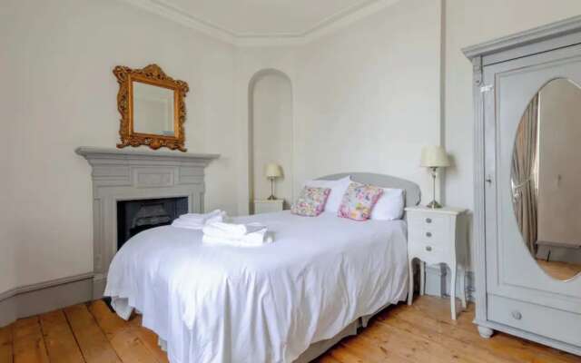 Timeless Victorian 1BD Flat - Fulham