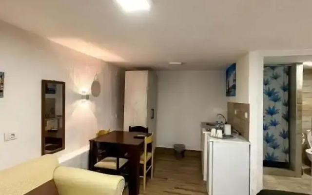 Sereni̇ta Stone House