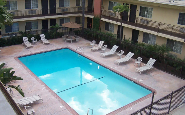 American Inn & Suites