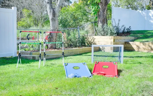 Lakeland Retreat w/ Private Pool & Yard Games!