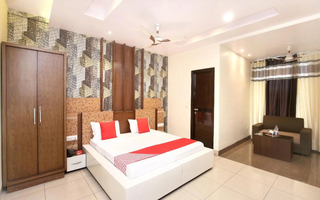 OYO 16827 Hotel Grand M Lajjo