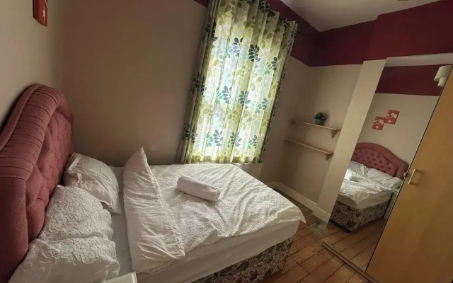 Spacious House- Parking, Garden & Central Location