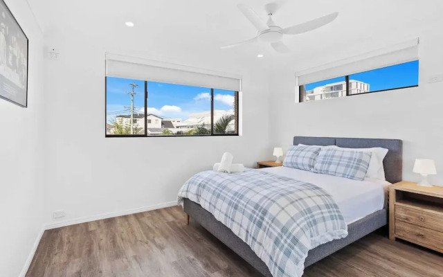 Little Palms by Burleigh Letting Co