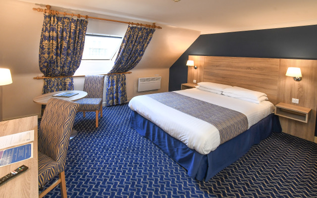 The Queens Hotel & Victoria Cloisters