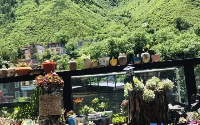 Lixian Mountain Lodge Folk Hotel
