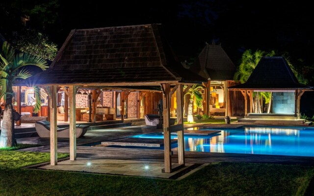 Palatial Wooden Villa, 4br, Lovina