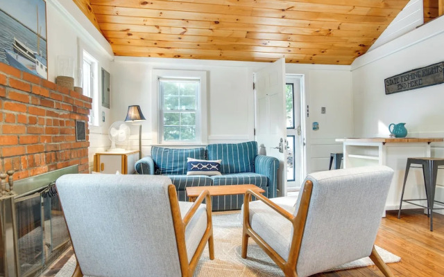 Walk to Beach: South Chatham Home