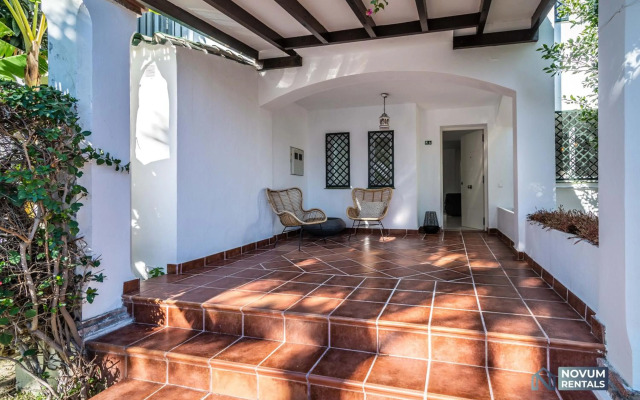 TOP RENOVATED 3-BDRM TOWNHOUSES with POOL, BBQ & ROOFTOP TERRACES