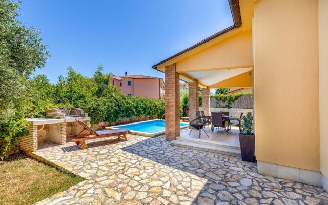 Beautiful Home in Liznjan With Wifi and 2 Bedrooms