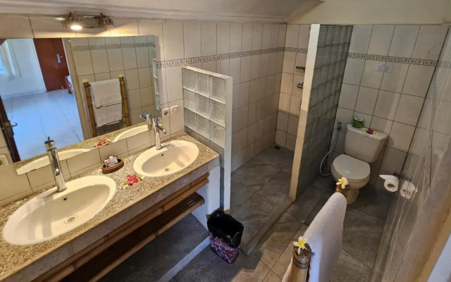 Chonos Hotel Lovina