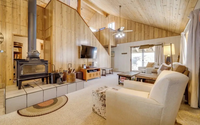 6 Mi to Sugar Bowl Resort: Soda Springs Cabin!