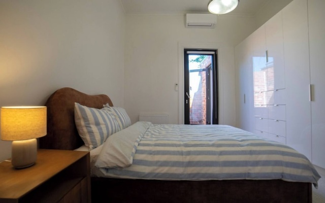 Sanctuary on Stanhope - Art & Modern Luxury – Guest Rooms – Melbourne